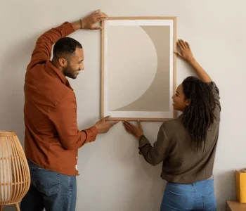 couple_hanging_picture_jpg_f15a67121c